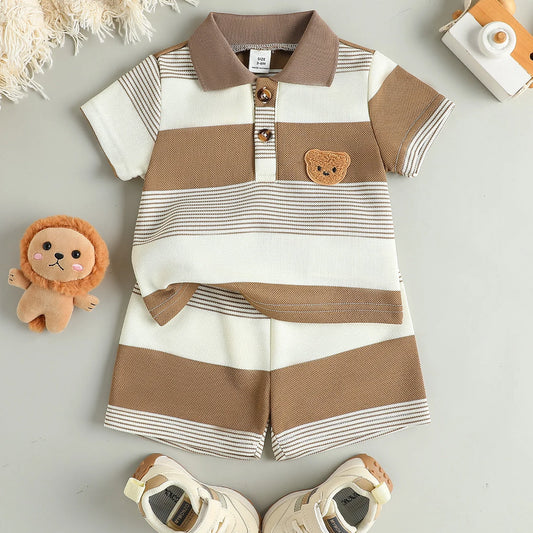 Conjunto Infantil Polo Listrado com Bordado de Leão – Conforto e Charme para o Dia a Dia