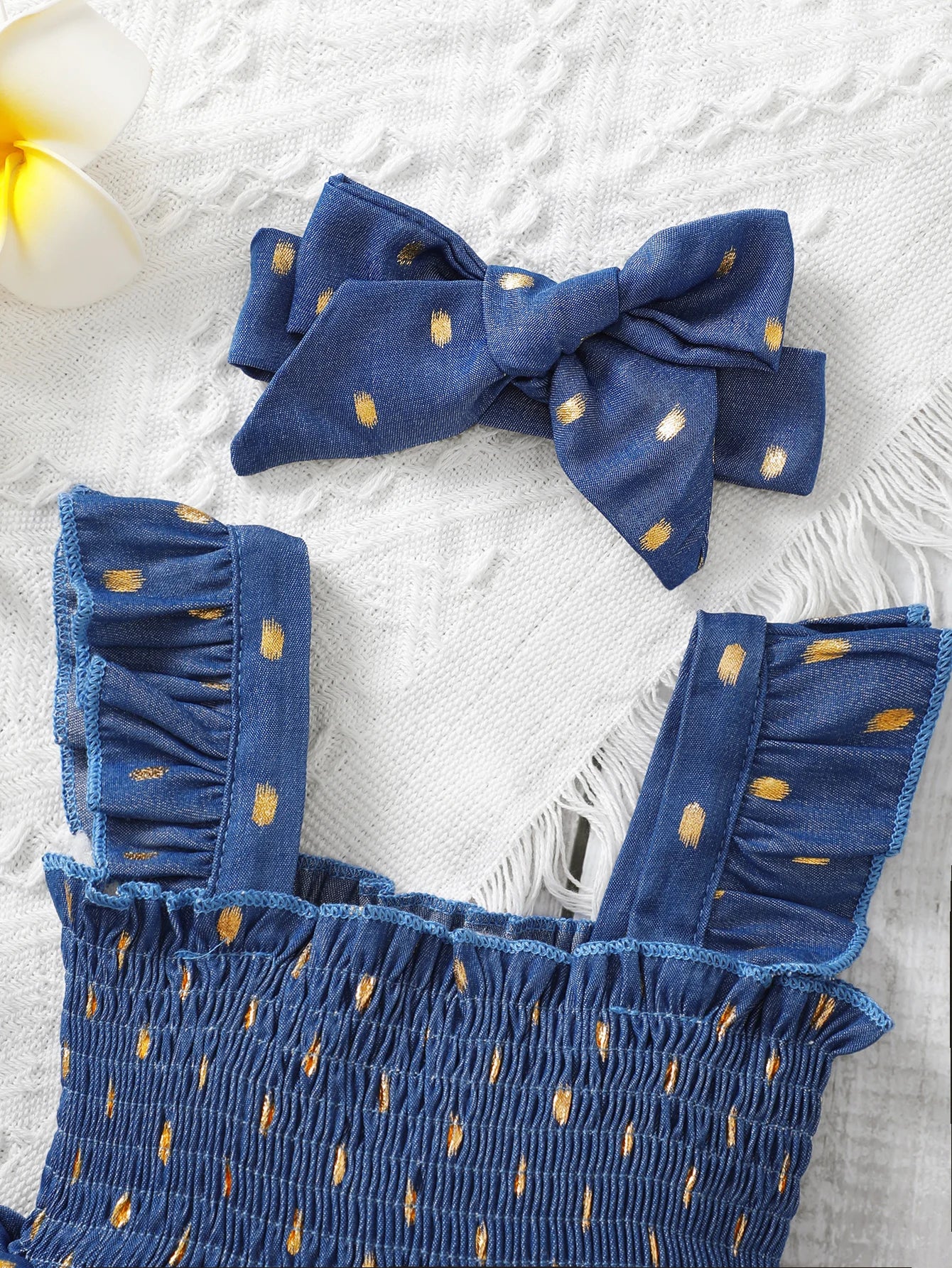Vestido Infantil Jeans com Poás Dourados e Laço de Cabelo