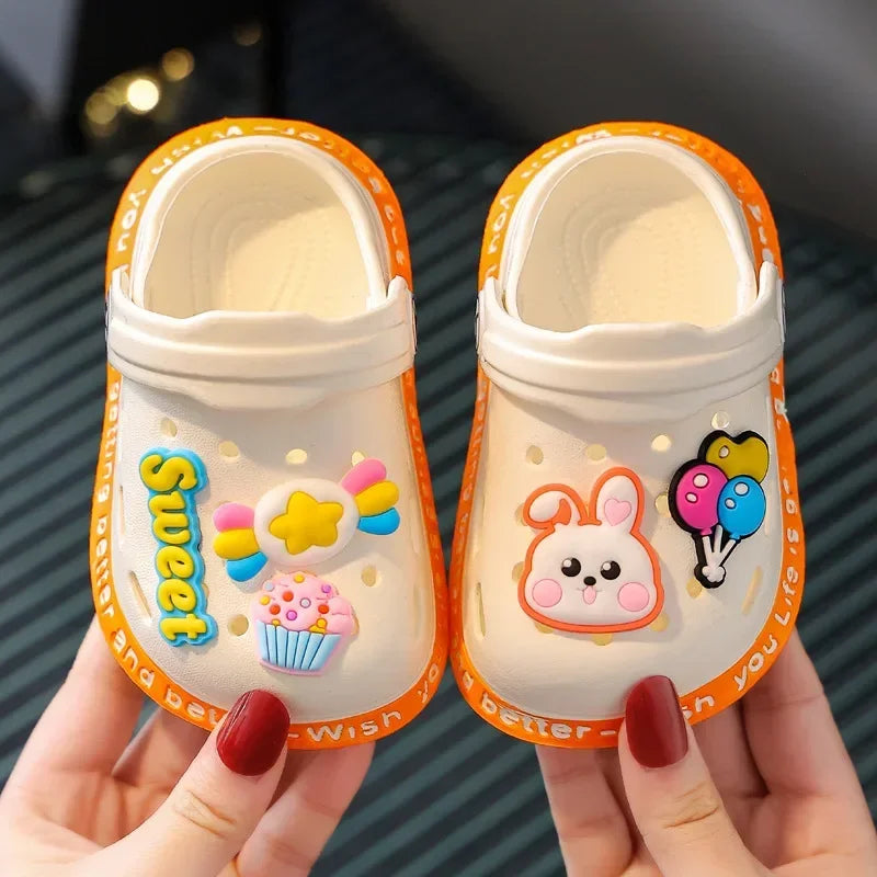 Sandália Infantil Tipo Crocs Missvi com Apliques Divertidos