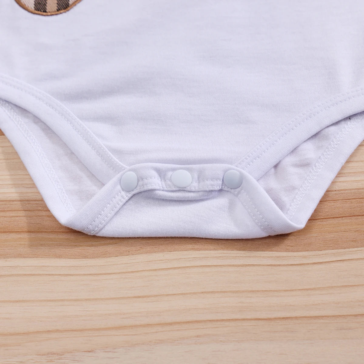 Conjunto Infantil Masculino Body Ursinho com Suspensório Xadrez – Charme Clássico para Pequenos Cavalheiros