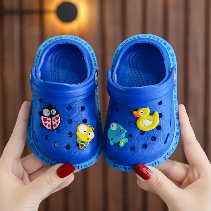 Sandália Infantil Tipo Crocs Missvi com Apliques Divertidos