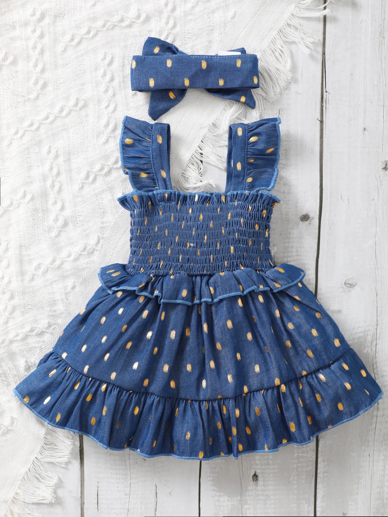 Vestido Infantil Jeans com Poás Dourados e Laço de Cabelo