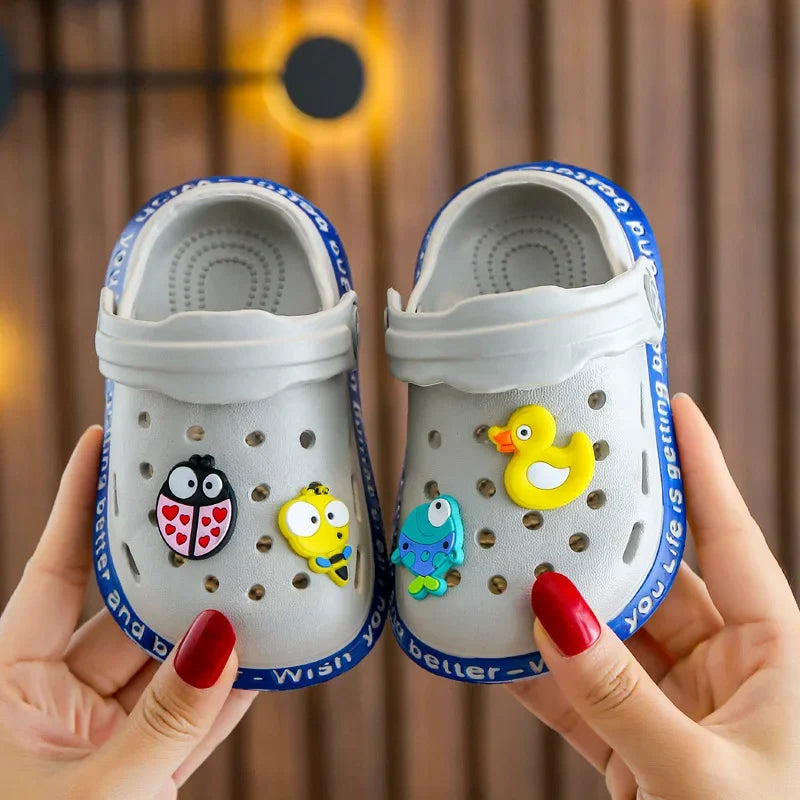 Sandália Infantil Tipo Crocs Missvi com Apliques Divertidos