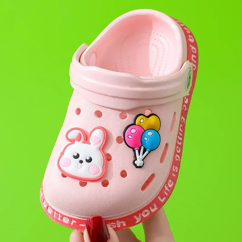 Sandália Infantil Tipo Crocs Missvi com Apliques Divertidos