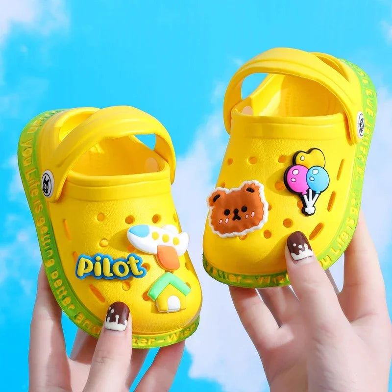 Sandália Infantil Tipo Crocs Missvi com Apliques Divertidos