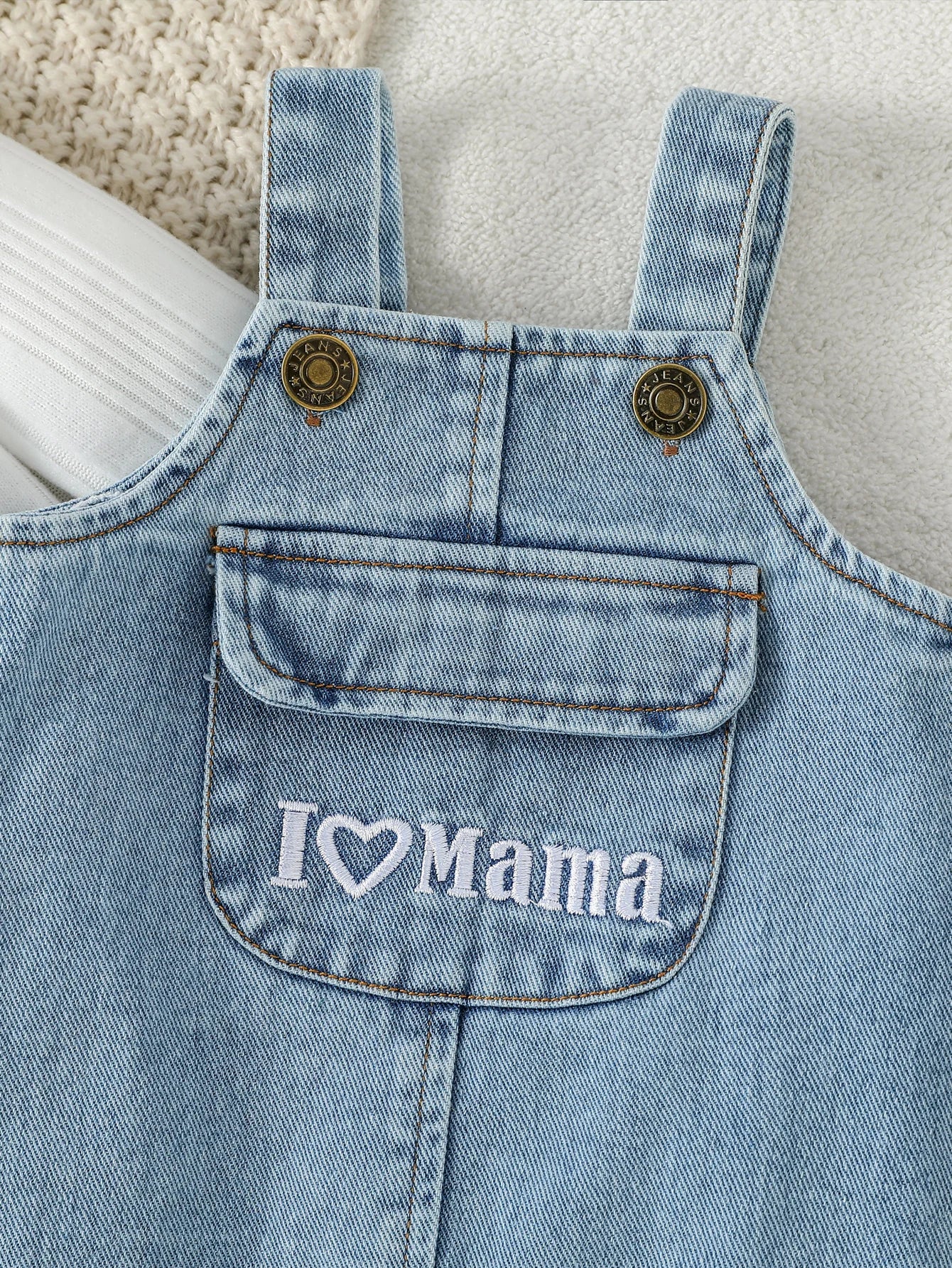 Macacão Jardineira Jeans Infanti com Blusa de Manga Longa