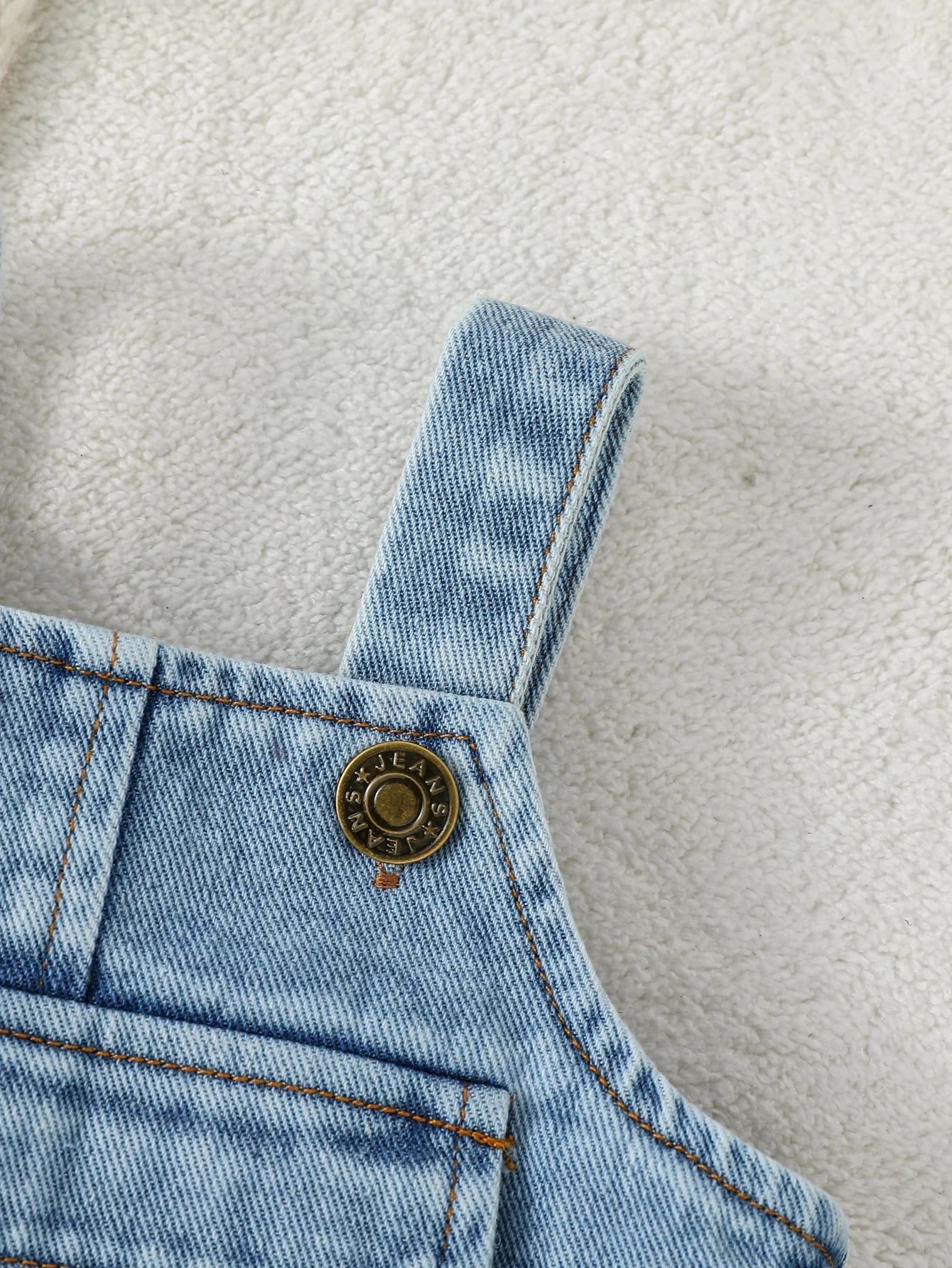 Macacão Jardineira Jeans Infanti com Blusa de Manga Longa