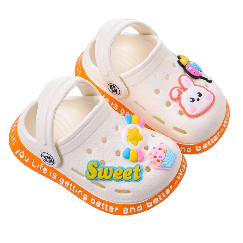 Sandália Infantil Tipo Crocs Missvi com Apliques Divertidos