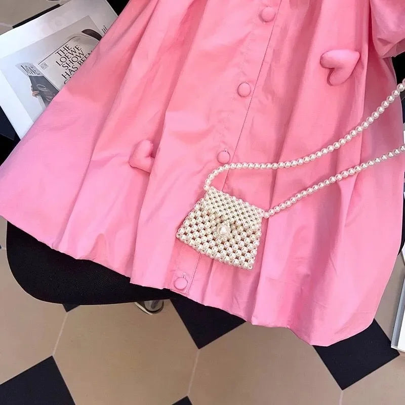Vestido Infantil Rosa com Aplicações de Coração e Bolsa de Pérolas