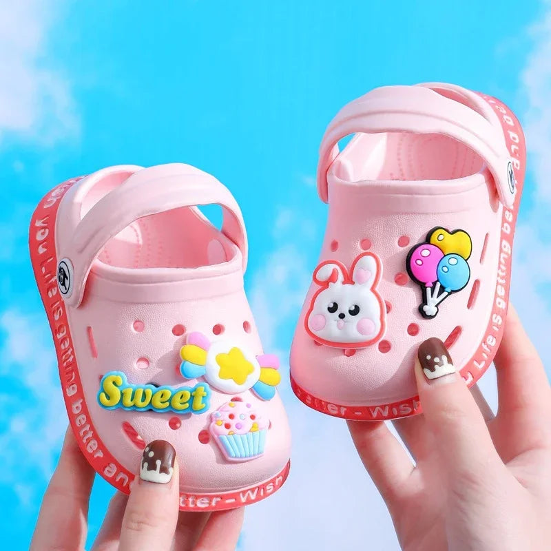 Sandália Infantil Tipo Crocs Missvi com Apliques Divertidos