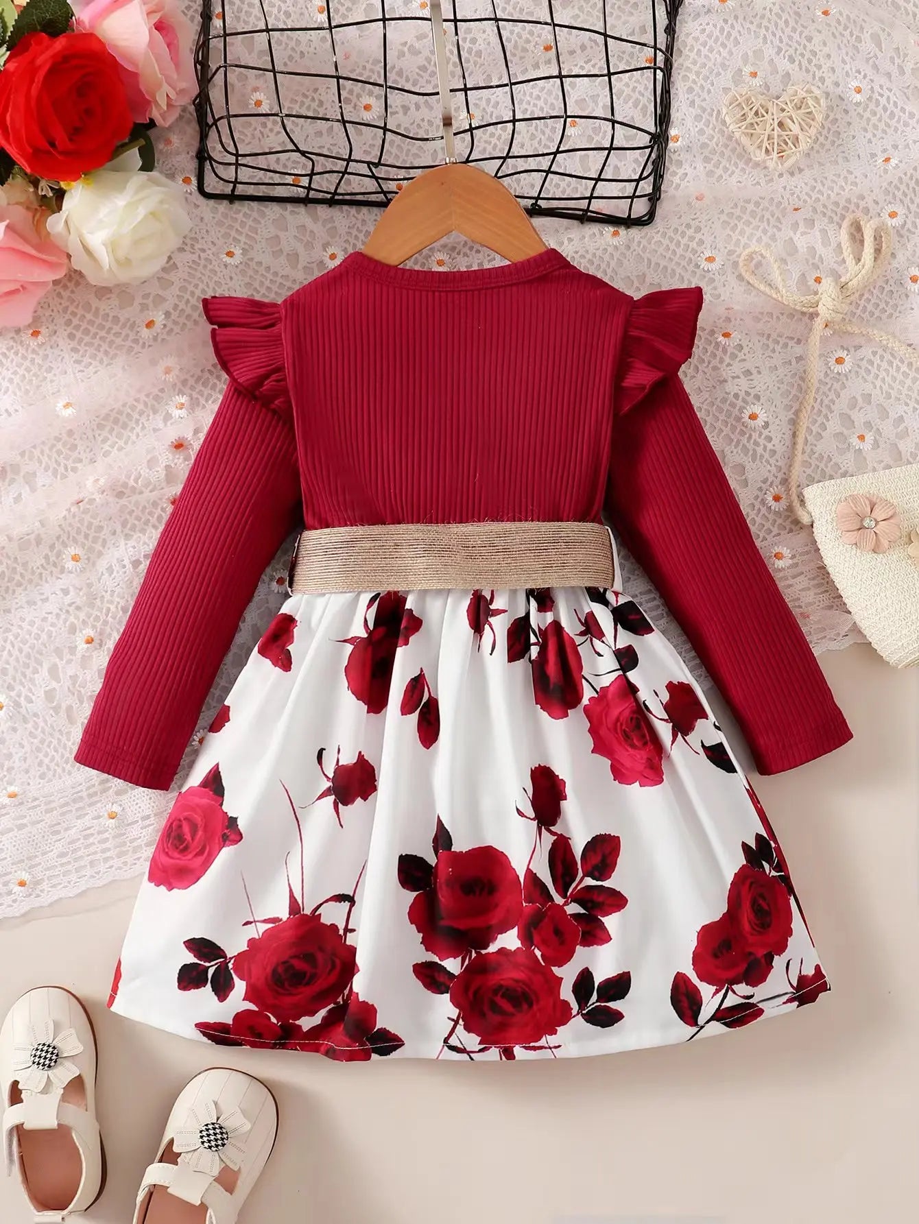 Vestido Infantil Manga Longa com Estampa de Rosas e Cinto Elegante