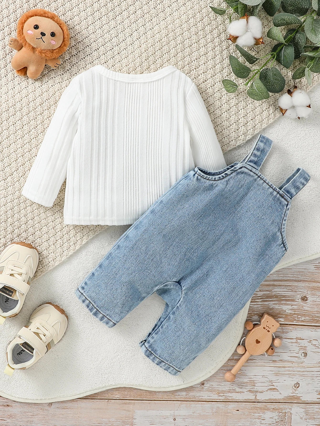 Macacão Jardineira Jeans Infanti com Blusa de Manga Longa