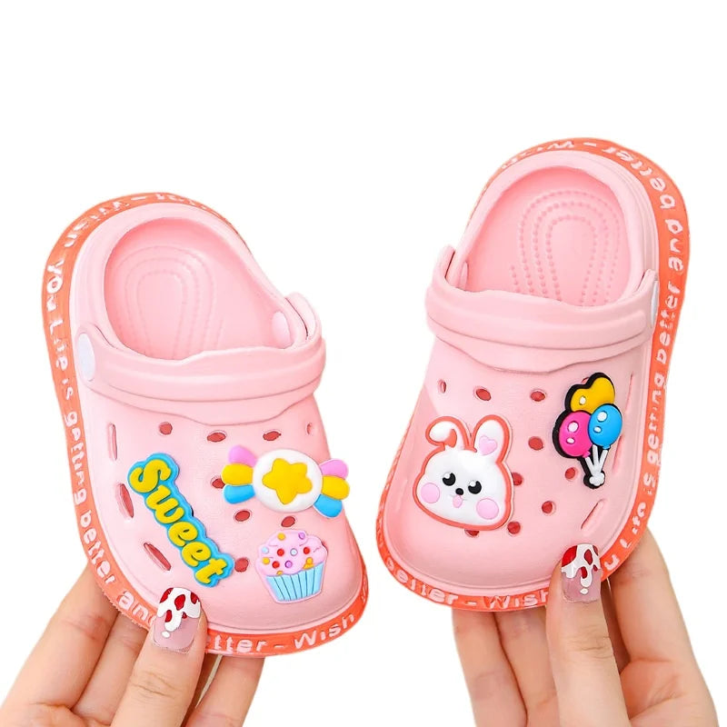 Sandália Infantil Tipo Crocs Missvi com Apliques Divertidos