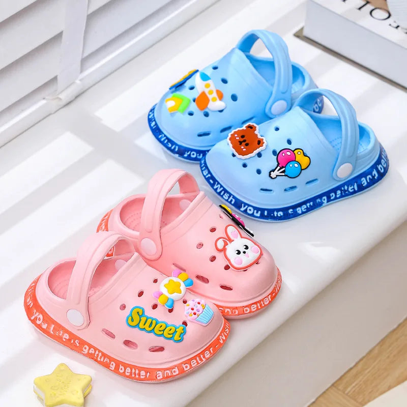 Sandália Infantil Tipo Crocs Missvi com Apliques Divertidos