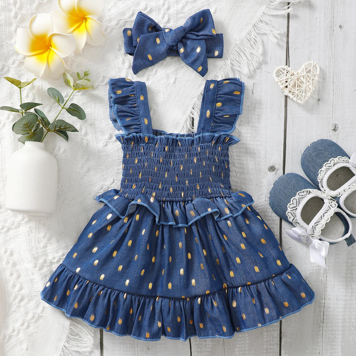 Vestido Infantil Jeans com Poás Dourados e Laço de Cabelo