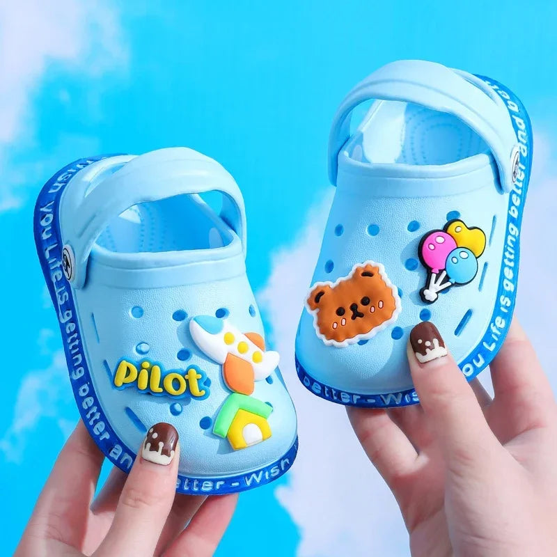 Sandália Infantil Tipo Crocs Missvi com Apliques Divertidos