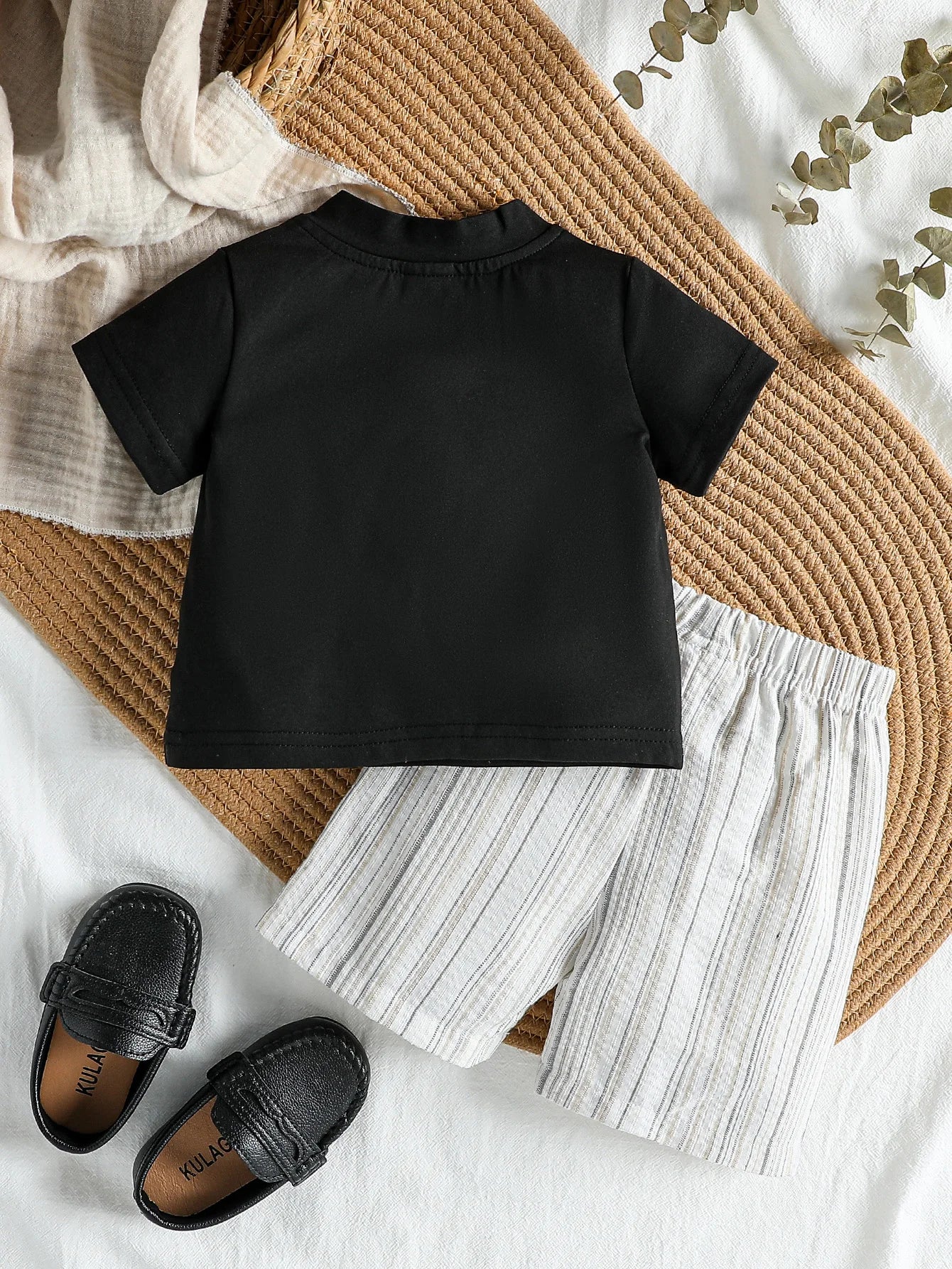 Conjunto Infantil Camiseta Preta e Bermuda Listrada – Estilo e Conforto em um Só Look