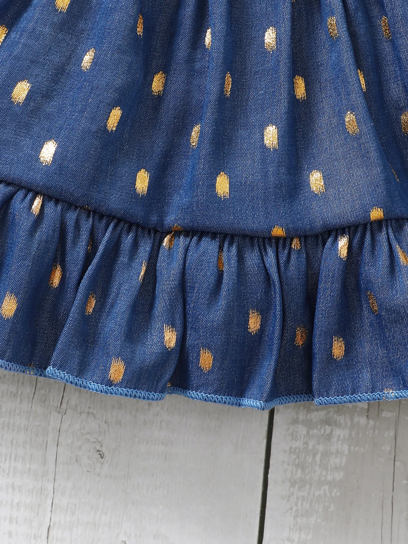 Vestido Infantil Jeans com Poás Dourados e Laço de Cabelo