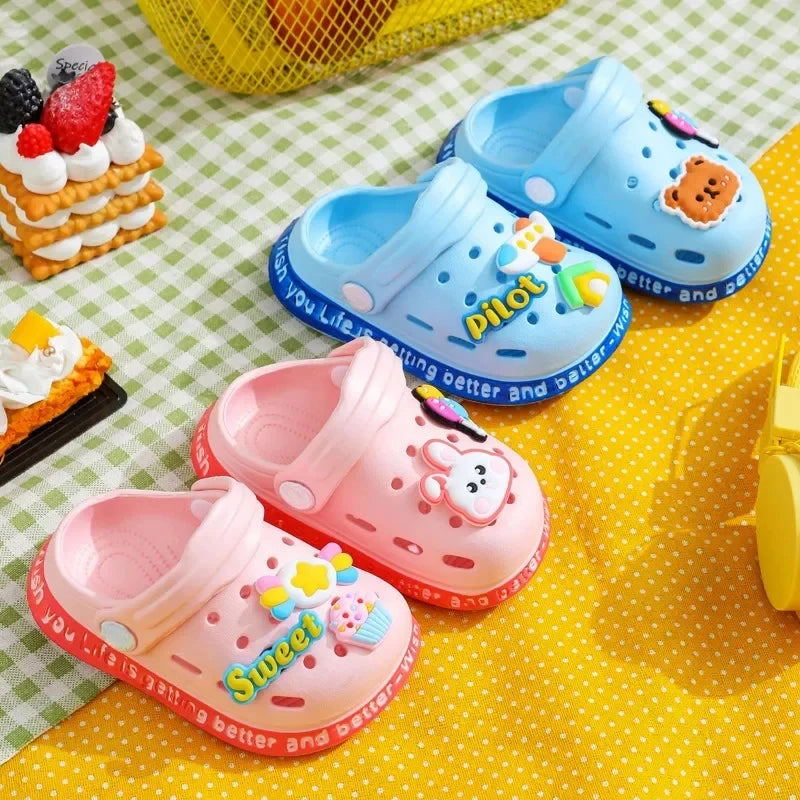 Sandália Infantil Tipo Crocs Missvi com Apliques Divertidos