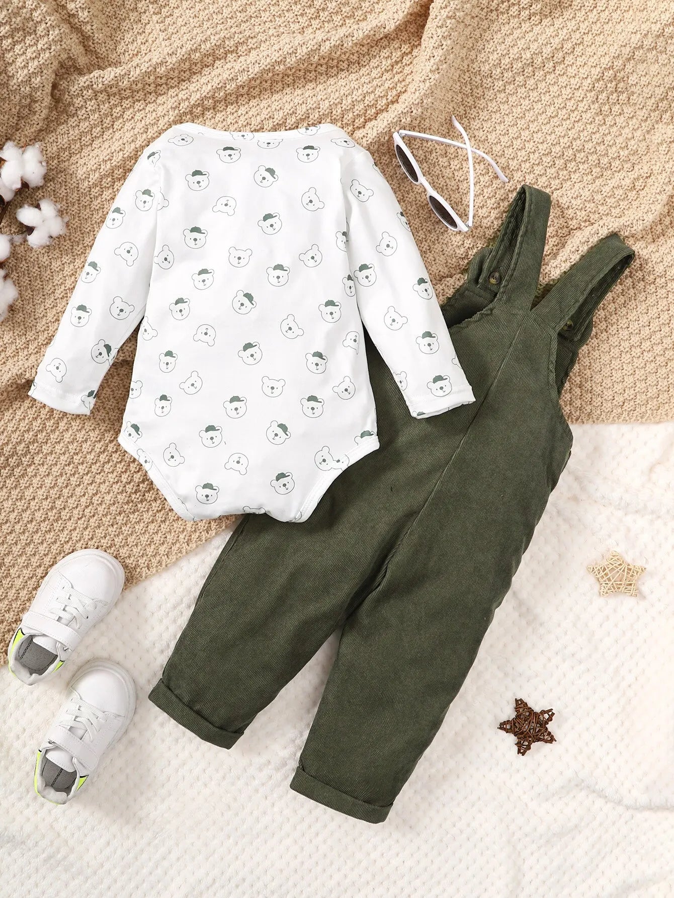 Jardineira Infantil Verde com Camiseta Estampada