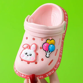 Sandália Infantil Tipo Crocs Missvi com Apliques Divertidos