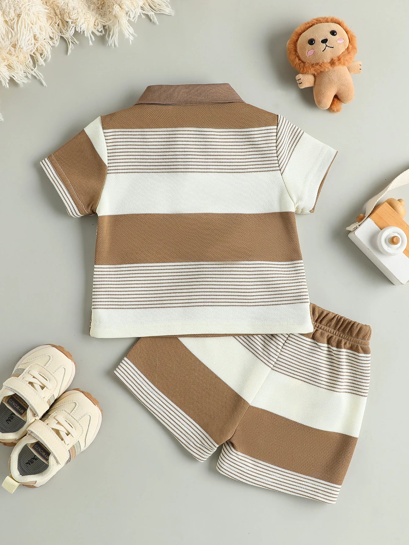 Conjunto Infantil Polo Listrado com Bordado de Leão – Conforto e Charme para o Dia a Dia