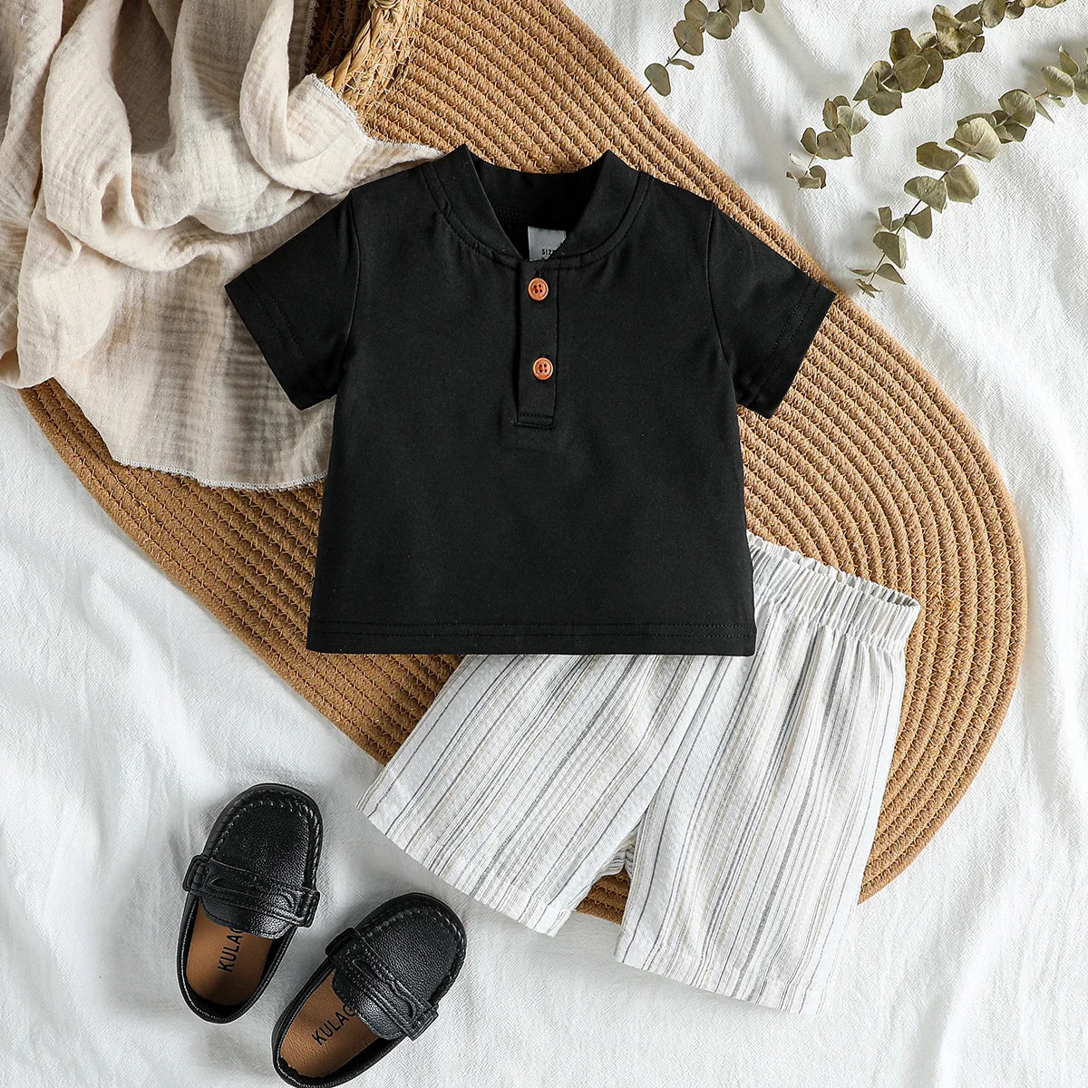 Conjunto Infantil Camiseta Preta e Bermuda Listrada – Estilo e Conforto em um Só Look