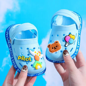 Sandália Infantil Tipo Crocs Missvi com Apliques Divertidos