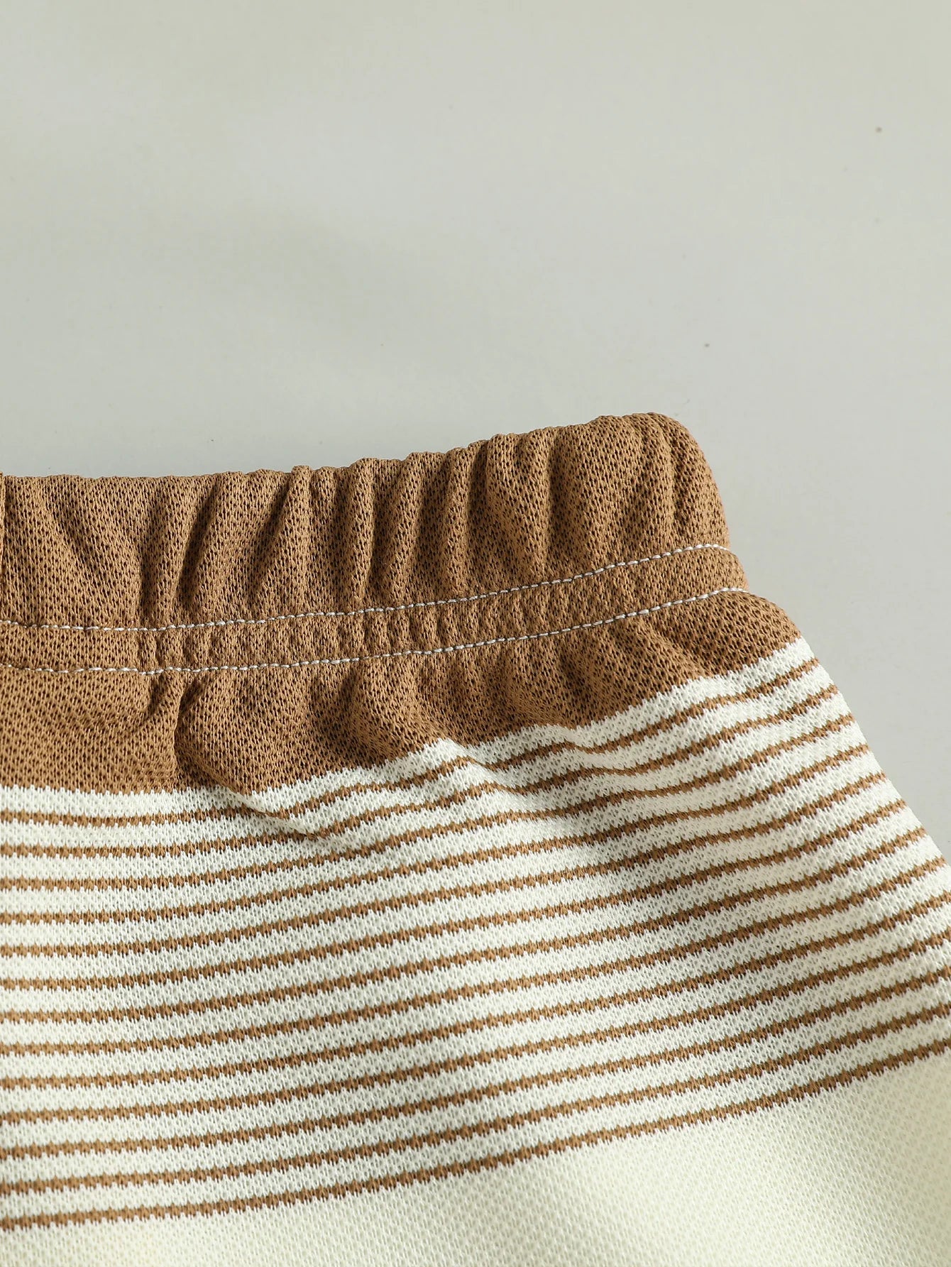 Conjunto Infantil Polo Listrado com Bordado de Leão – Conforto e Charme para o Dia a Dia