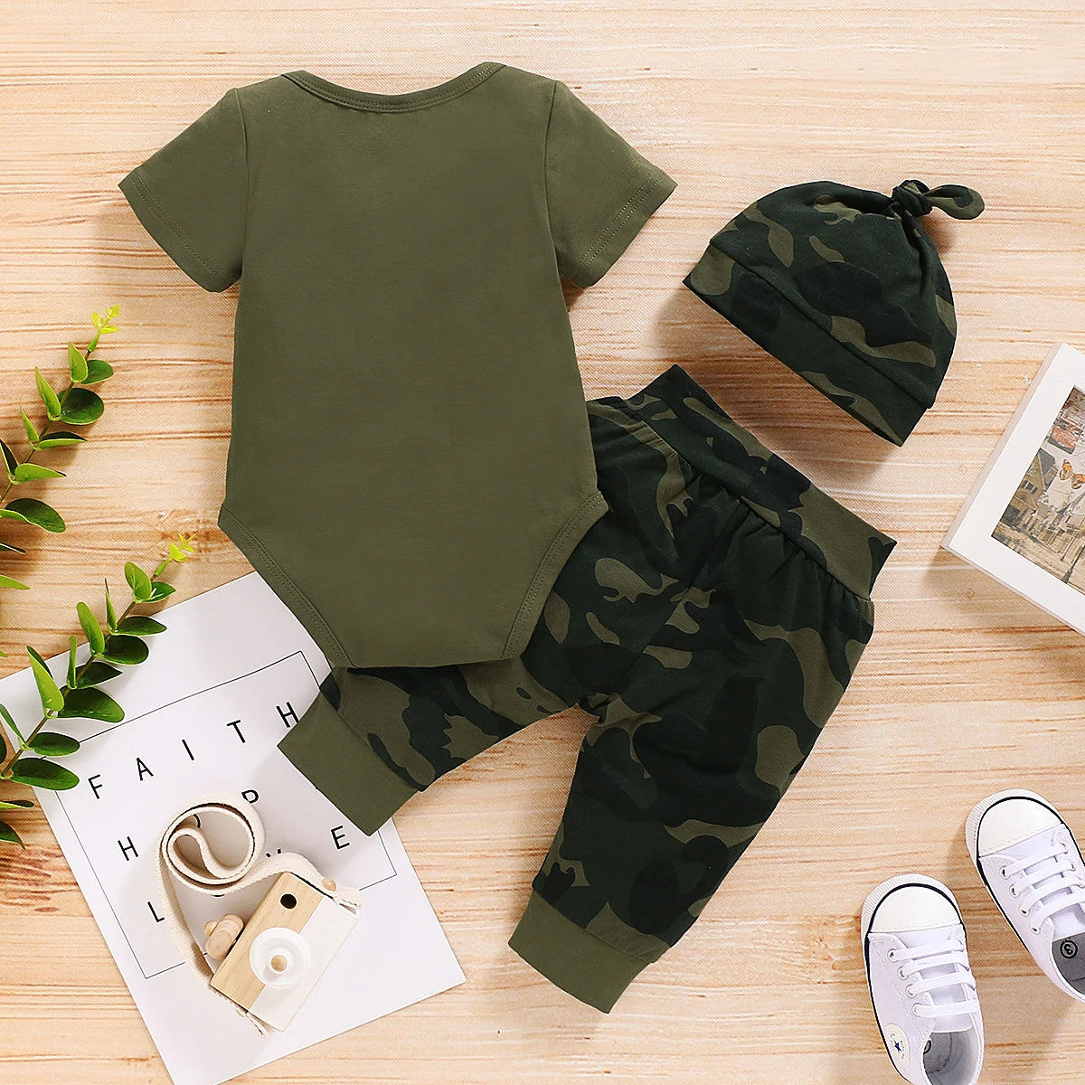 Conjunto Bebê Militar "Mama’s Boy" com Body, Calça e Gorro