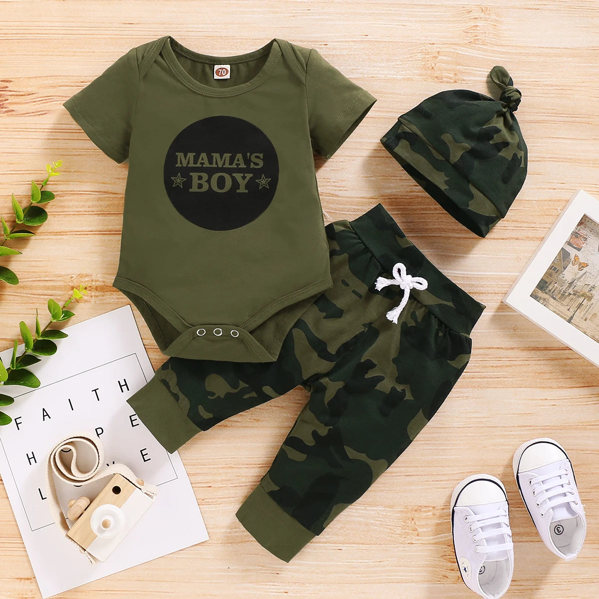 Conjunto Bebê Militar "Mama’s Boy" com Body, Calça e Gorro